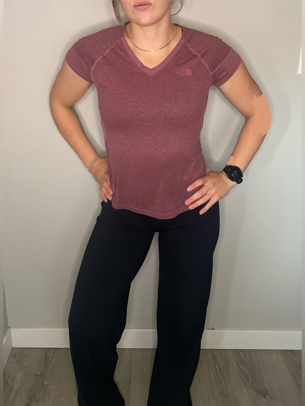 The North Face Women's Reaxion Amp V-Neck Magenta - Size Small